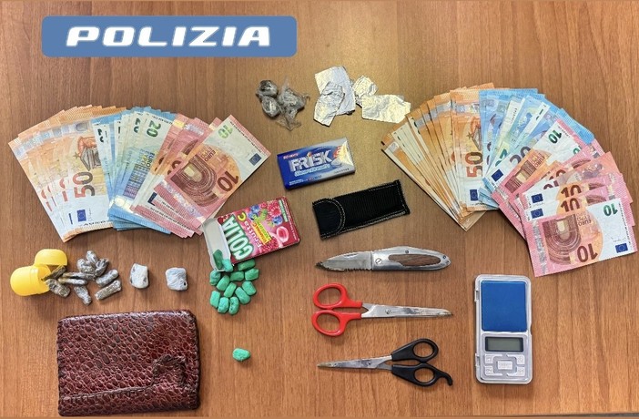 Droga nascosta tra le siepi e sugli alberi nei giardini delle Trincee: due gli arrestati