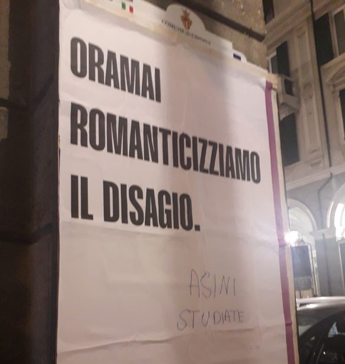 "Asini studiate", scritta contro gli studenti su un manifesto in via Paleocapa del progetto "Osservatorio Contemporanea"