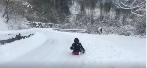 Allerta neve? Occasione per andare sulla strada Provinciale 6 con lo slittino