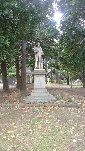Savona: "liberata" dagli alberi la statua in onore di Pietro Giuria