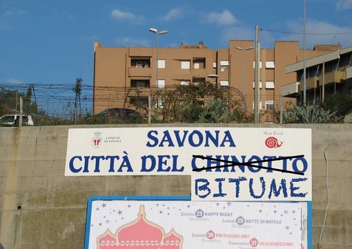 Deposito di bitume in porto, si riaccende la polemica. Mantero (M5S): "Savona presto pervasa da una nauseabonda puzza di zolfo, giunta Berruti assente"