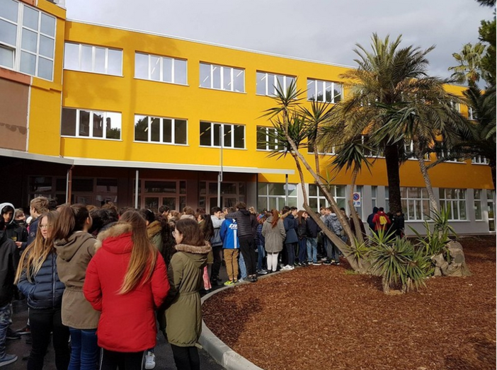 Viviandora attacca: "Scuola inaugurata e poi chiusa"