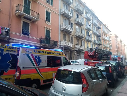 Dramma in via Milano a Savona, uomo precipita per circa 6 metri: grave al Santa Corona (FOTO)