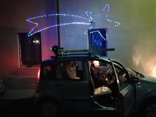 Andora, con la stella cometa sul tetto della macchina il parroco "porta il Natale" anche nelle frazioni più distanti (FOTO)