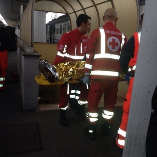 Savona, passeggero accusa malore sul treno: trasportato al San Paolo