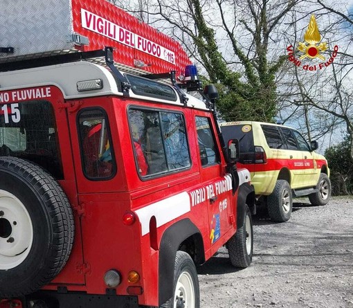 Il figlio precipita da una falesia con un volo di 7 metri, il padre accusa un malore: soccorso complesso a Orco Feglino