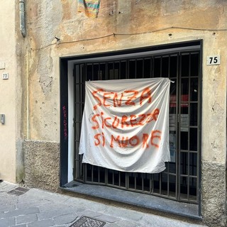 &quot;Senza Sicurezza si Muore&quot;: nuovo lenzuolo di protesta ad Albenga nella sede del Pd