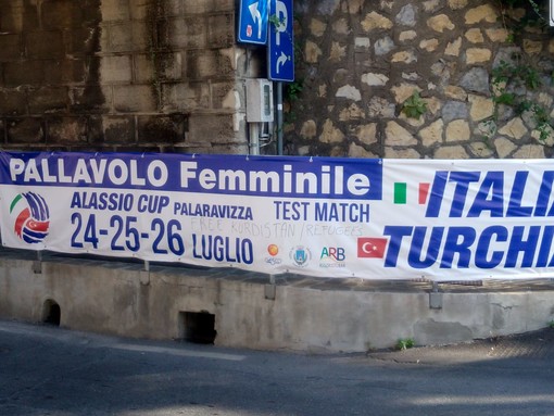 Volley Italia-Turchia, ad Alassio striscione "Libertà ai profughi curdi" Volley Italia-Turchia, ad Alassio striscione "Libertà ai profughi curdi"