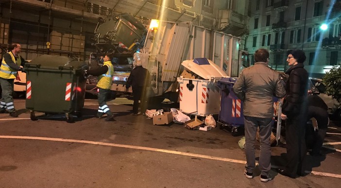 Savona, emergenza rifiuti: il sindaco Caprioglio in giro con i mezzi ATA