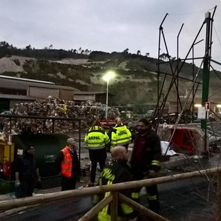 Incendio alla SARR di Cenesi, i Vigili del Fuoco hanno operato tutta la notte. Fiamme ancora alte