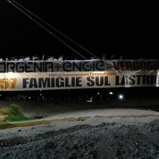 Fuochi d'artificio a Savona, protesta dei lavoratori di Tirreno Power