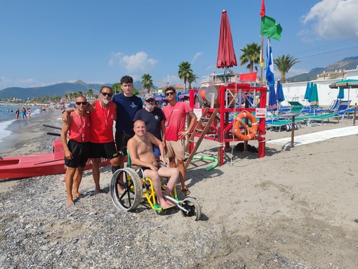 Quando il mare è davvero per tutti: a Pietra Ligure una sedia speciale e un verricello per abbattere le barriere (FOTO) Quando il mare è davvero per tutti: a Pietra Ligure una sedia speciale e un verricello per abbattere le barriere (FOTO)