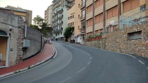 Muro pericolante in Salita del Grillo, "Impegno x Finale": "Urgenza nella chiusura e risorse accantonate, ma dopo un anno ancora nessun intervento"