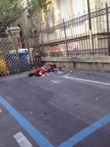 Albenga: senzatetto e bivacchi in centro città Albenga: senzatetto e bivacchi in centro città