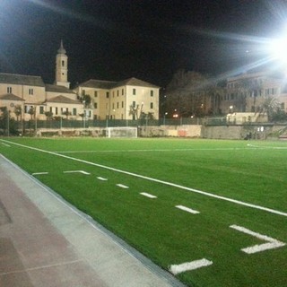 Finale Ligure, il nuovo manto del Borel ferma i ragazzi dell'atletica ai blocchi di partenza