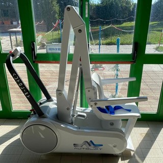 Piscina di Albenga più accessibile grazie al nuovo sollevatore