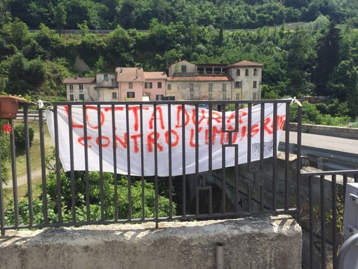 A Roccavignale ennesimo striscione di protesta contro l'immigrazione A Roccavignale ennesimo striscione di protesta contro l'immigrazione
