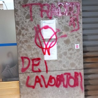 Savona, imbrattata la sede Uill: "Nessuno potrà mai intimidire il sindacato confederale"