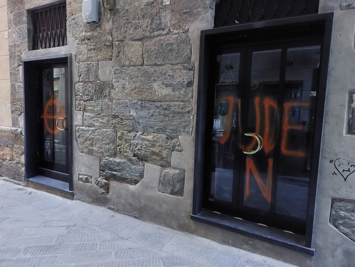 Scritte antisemite in via Pia a Savona, il giorno dopo. La titolare dell'attività: "Non sono ebrea e ho amici di tutte le religioni" Scritte antisemite in via Pia a Savona, il giorno dopo. La titolare dell'attività: "Non sono ebrea e ho amici di tutte le religioni"