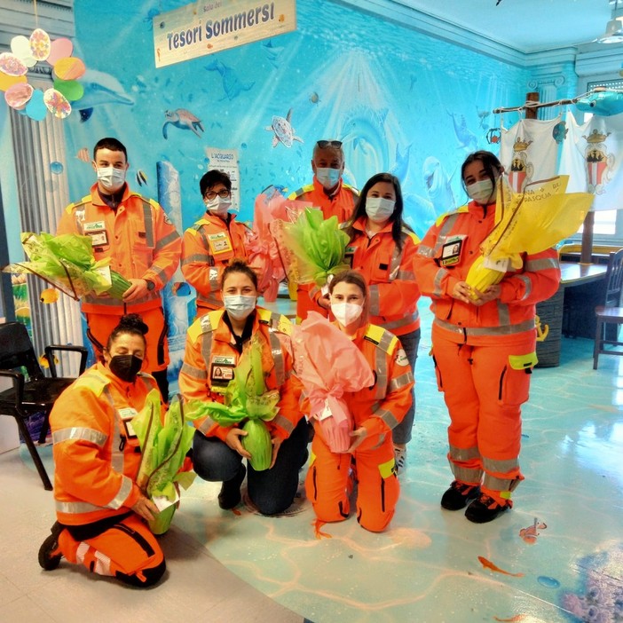 Albisola, la Croce Verde dona le uova di Pasqua ai bimbi e alle neomamme della Pediatria del San Paolo (FOTO) Albisola, la Croce Verde dona le uova di Pasqua ai bimbi e alle neomamme della Pediatria del San Paolo (FOTO)