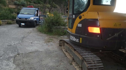 Masso cade sulla sede stradale: Finale-Vezzi chiusa, Vigili del Fuoco e Tecnici al lavoro