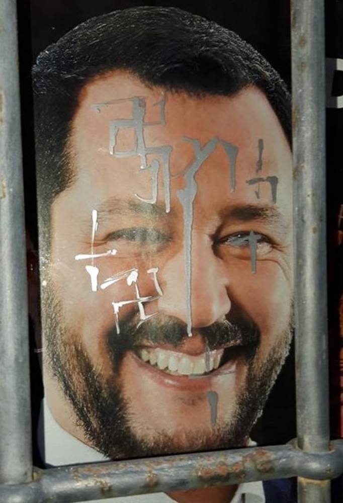 Svastiche "storte" e scarabocchi sul volto di Salvini: atti vandalici alla sede albenganese della Lega