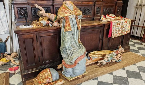 Pietra Ligure, la statua di San Nicolò in frantumi. Carrara: "Dopo cinquecento anni non è un bel segno" Pietra Ligure, la statua di San Nicolò in frantumi. Carrara: "Dopo cinquecento anni non è un bel segno"