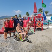 Quando il mare è davvero per tutti: a Pietra Ligure una sedia speciale e un verricello per abbattere le barriere (FOTO)