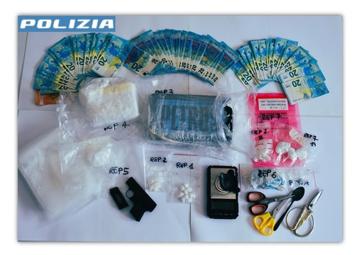 Smantellata a Savona una rete di spaccio: arrestato un 24enne straniero, sequestrati 1,7 kg di cocaina e una pistola calibro 6 Smantellata a Savona una rete di spaccio: arrestato un 24enne straniero, sequestrati 1,7 kg di cocaina e una pistola calibro 6