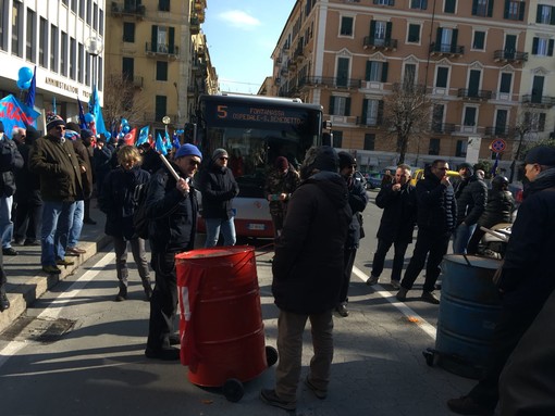 Sciopero Tpl, grande presidio sotto la Provincia: “No secco alla privatizzazione” (VIDEO e FOTO)