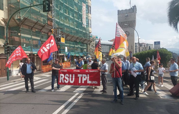 Tpl, i lavoratori incrociano le braccia per 24 ore: dalla Torretta il presidio per la sicurezza e la manutenzione dei mezzi (FOTO) Tpl, i lavoratori incrociano le braccia per 24 ore: dalla Torretta il presidio per la sicurezza e la manutenzione dei mezzi (FOTO)