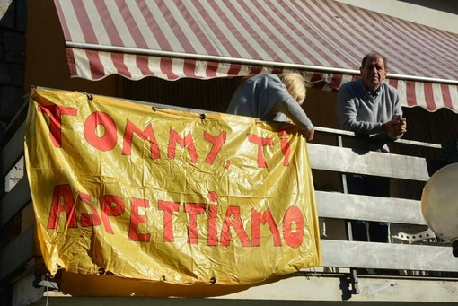 Aspettando Tommy: Albenga si prepara a riabbracciarlo dopo i 5 lunghi anni di detenzione a Varanasi