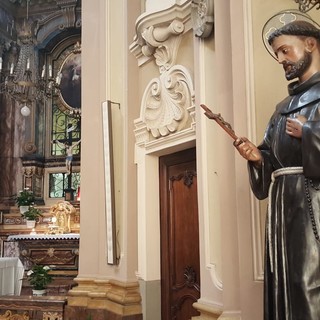 In foto statua di san Francesco e mostaccioli In foto statua di san Francesco e mostaccioli