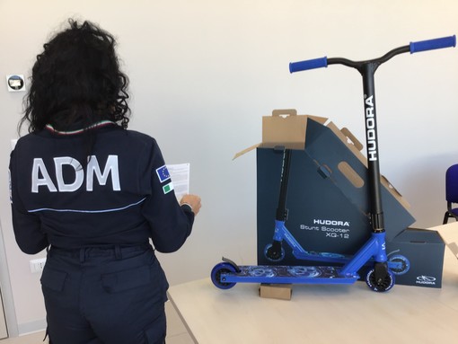 Porto di Vado Ligure, l'Agenzia delle Dogane sequestra 868 monopattini provenienti dalla Cina Porto di Vado Ligure, l'Agenzia delle Dogane sequestra 868 monopattini provenienti dalla Cina