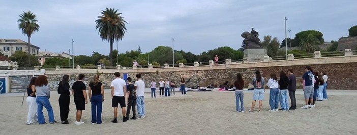 Savona, il corso di Ottica della scuola “Boselli-Alberti-Mazzini-Da Vinci” di Savona, porta la salute visiva in spiaggia