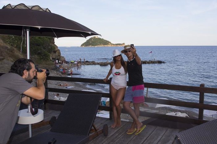 Baba Beach: i turisti posano per promuovere l’Italian Riviera Style sul social network russo Vkontakte Baba Beach: i turisti posano per promuovere l’Italian Riviera Style sul social network russo Vkontakte