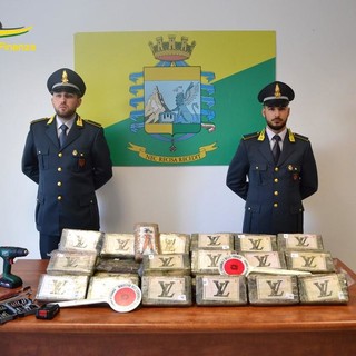 Droga nascosta tra le banane, la Finanza sequestra 83 kg di cocaina nel porto di Vado: arrestati tre albanesi (FOTO e VIDEO)