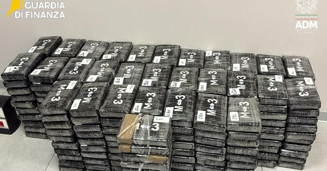 340 chili di cocaina nascosti in un container: sequestro al porto di Vado (VIDEO) 340 chili di cocaina nascosti in un container: sequestro al porto di Vado (VIDEO)