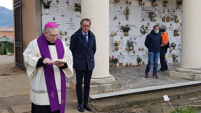 Un pensiero per le vittime del Coronavirus: sindaco e Vescovo in visita al cimitero di Leca d'Albenga