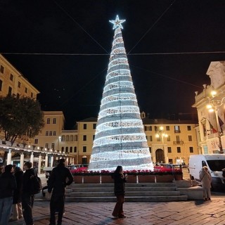Luminarie di Natale ancora da montare, la protesta di alcuni commercianti: &quot;Le nostre strade restano buie&quot;