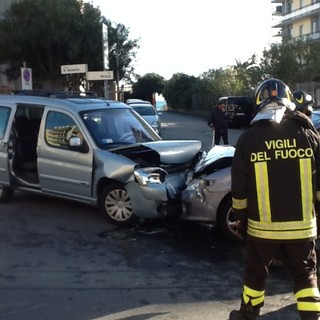Savona, scontro frontale tra due macchine in Corso Vittorio Veneto