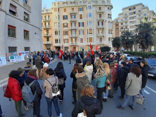 Savona, sit-in dei lavoratori della scuola in piazza Saffi: "Rischiamo una vera emergenza" Savona, sit-in dei lavoratori della scuola in piazza Saffi: "Rischiamo una vera emergenza"