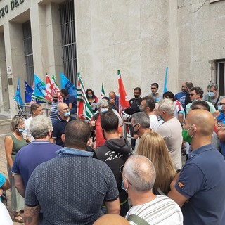 Savona, due giorni di "fuoco" per lo sciopero dei lavoratori Ata: "Non ci fermeremo qua se non arrivano risposte" Savona, due giorni di "fuoco" per lo sciopero dei lavoratori Ata: "Non ci fermeremo qua se non arrivano risposte"
