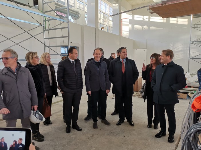 Andora, sopralluogo del presidente della Regione Toti nel cantiere della palestra e della mensa del plesso scolastico di via Cavour