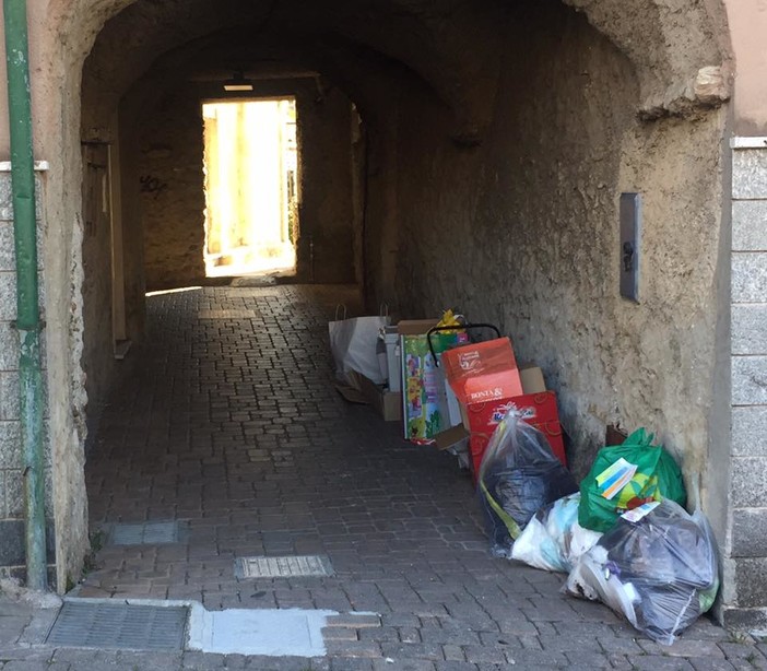 Tovo, il sindaco Oddo "sgrida" la cittadinanza: "Il 20% dei rifiuti non differenziato non è stato ritirato, chi fa il furbo non prova vergogna?" Tovo, il sindaco Oddo "sgrida" la cittadinanza: "Il 20% dei rifiuti non differenziato non è stato ritirato, chi fa il furbo non prova vergogna?"