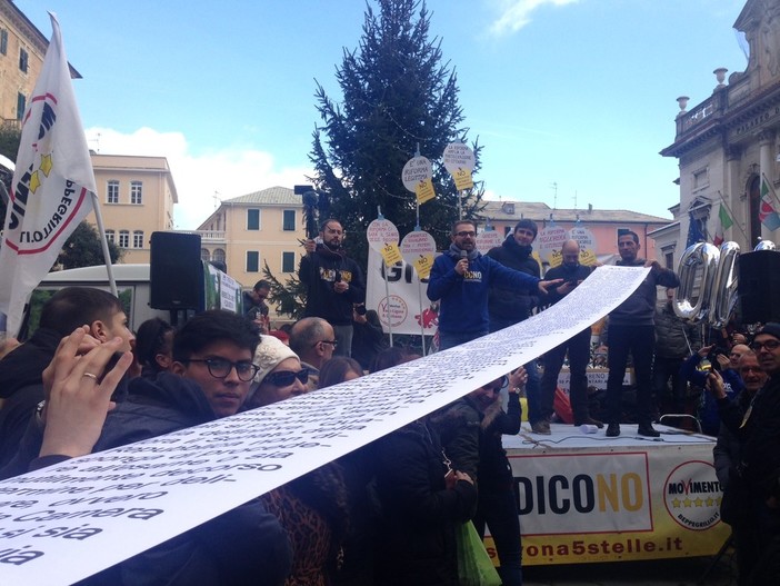 Di Battista a Savona: "Berlusconi un pivello a confronto di Renzi" Di Battista a Savona: "Berlusconi un pivello a confronto di Renzi"