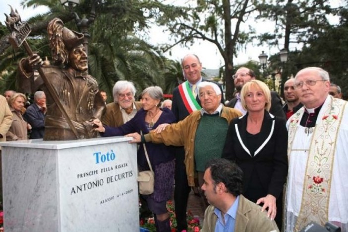 Melgrati durante l'inaugurazione della statua del busto di Totò alla presenza della figlia Liliana De Curtis Melgrati durante l'inaugurazione della statua del busto di Totò alla presenza della figlia Liliana De Curtis