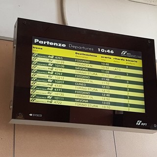 Il tabellone della stazione ferroviaria di Fossano questa mattina