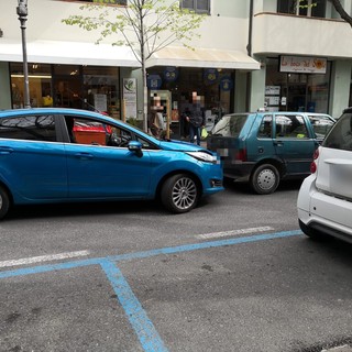 Albenga, tamponamento tra auto in viale Martiri della Libertà (FOTO)