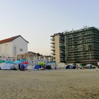 Savona, lettini e sdraio buttati sulla sabbia e tendopoli in via Nizza, l'allarme dei Bagni Umberto: "Fare impresa in queste condizioni risulta impossibile" (FOTO E VIDEO)